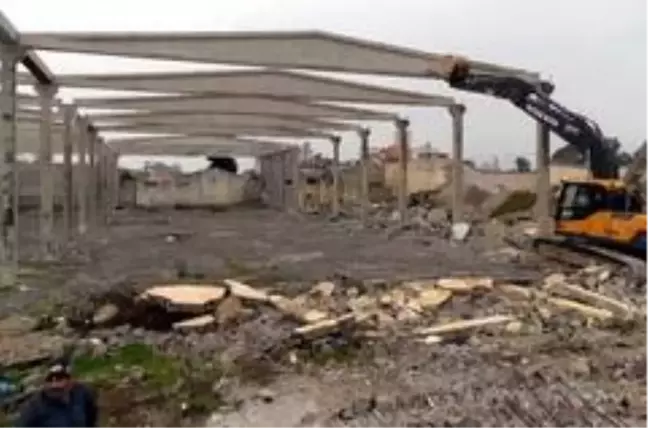 Mersin'de terk edilmiş fabrika binasının yıkımı yapıldı