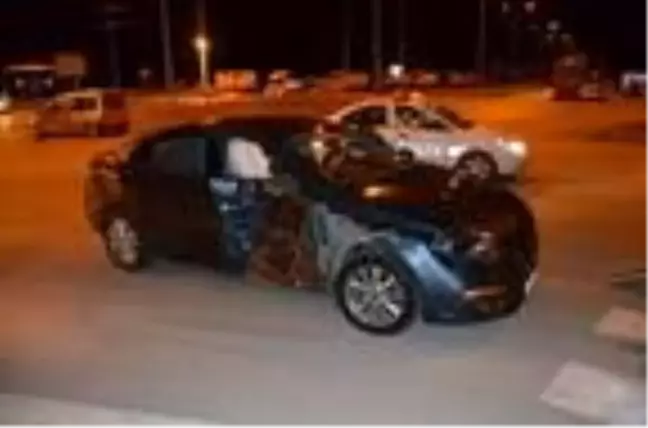 Hafif ticari araç ile otomobil çarpıştı: 8 yaralı
