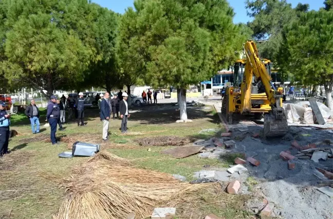 Didim'de kaçak yapılar ve iskeleler de yıkıldı