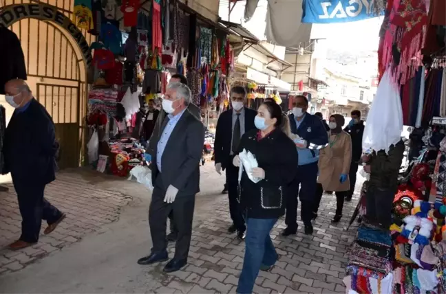 Çermik'te esnafa maske ve eldiven dağıtıldı
