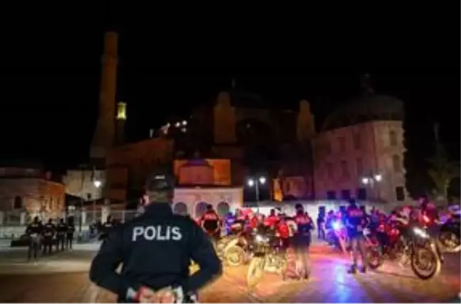 İstanbul'da İstiklal Marşı 23 Nisan coşkusuyla balkonlardan seslendirildi