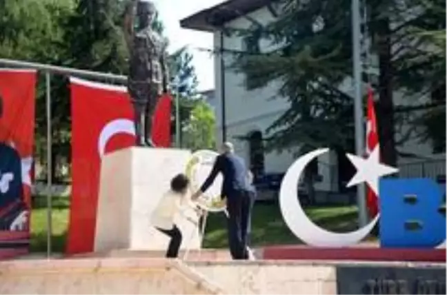 Bilecik'te 19 Mayıs kutlamaları Atatürk Anıtı'na çelenk sunulmasıyla başladı