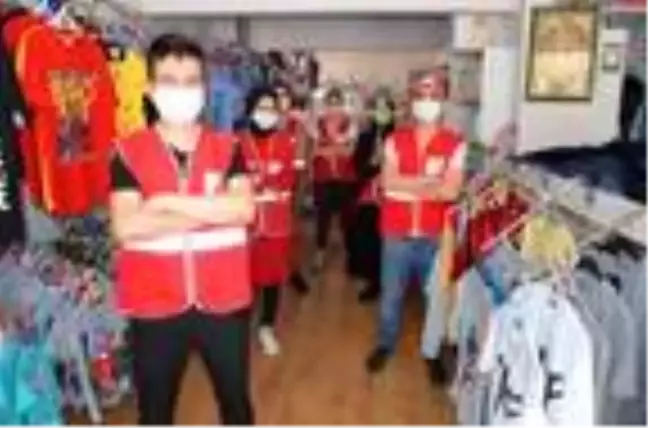 Kızılay ve muhtar yetim ve fakir aile çocukları bayram öncesi giydirdi
