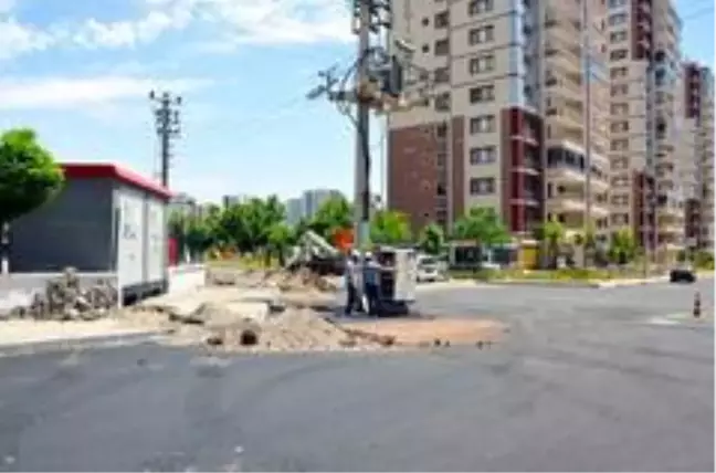 Dicle Elektrik yolda kalan direği kaldırıyor