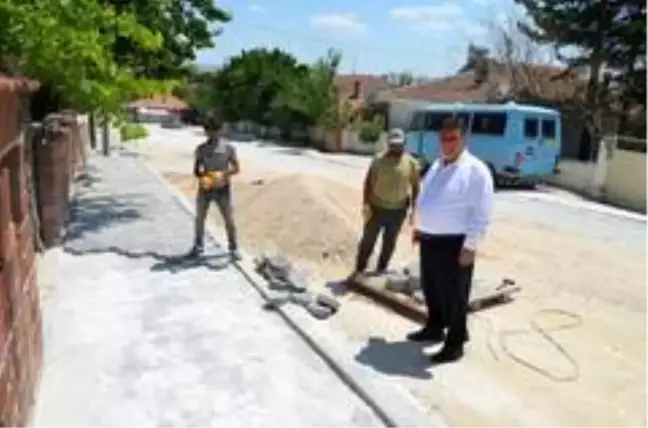 Beylikova'da kaldırımlara kilitli parke taşı döşeniyor