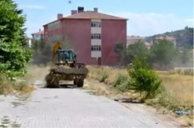 Bünyan'da temizlik apartman bahçelerinde devam ediyor