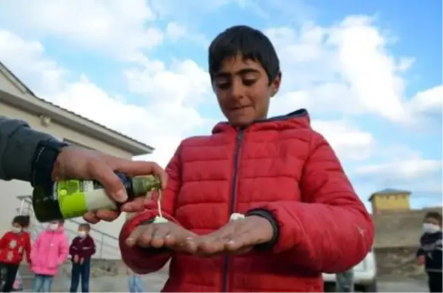 Soğuktan el ve yüzleri çatlayan köy çocuklarına krem dağıttılar
