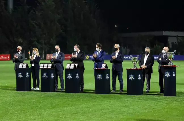 Turkcell Kadın Futbol Ligi'nin ilk ödülü sağlık çalışanlarına