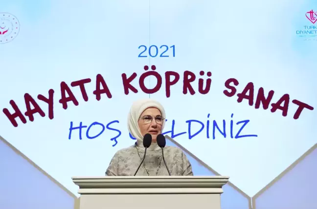 Emine Erdoğan, devlet korumasındaki çocukların hazırladığı tiyatro gösterisini izledi