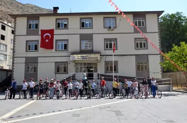 Uludere ilçe Kaymakamlığı'ndan öğrencilere bisiklet