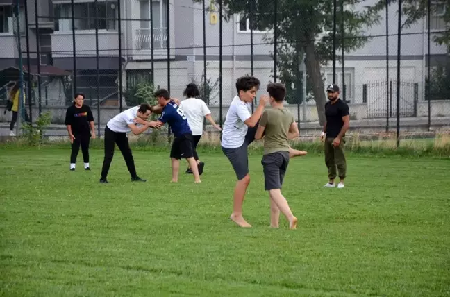 Bozüyük Belediyesi'nden gençlere güreş kursu
