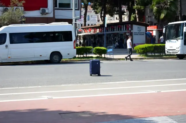 Yol ortasındaki bavul polisi harekete geçirdi