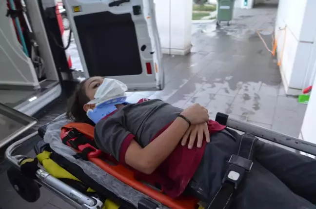 Aksaray'da otomobilin çarptığı anne ve iki çocuğu yaralandı
