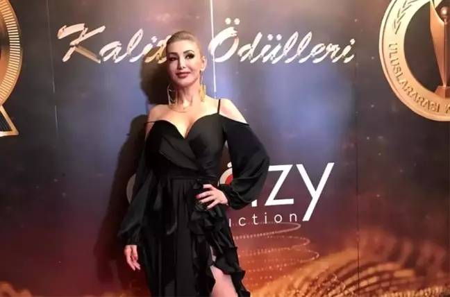 Ünlü oyuncu ve sunucu Aksu başarılarıyla göz dolduruyor