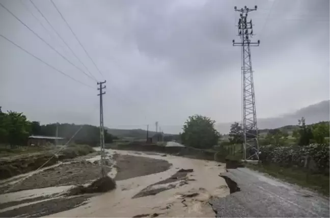 Kastamonu'da sağanakta yollar çöktü