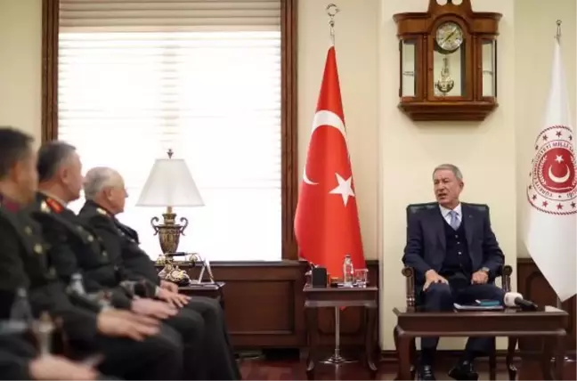 Bakan Akar, kuruluşunun yıl dönümünde Kara Kuvvetleri personelini kabul etti