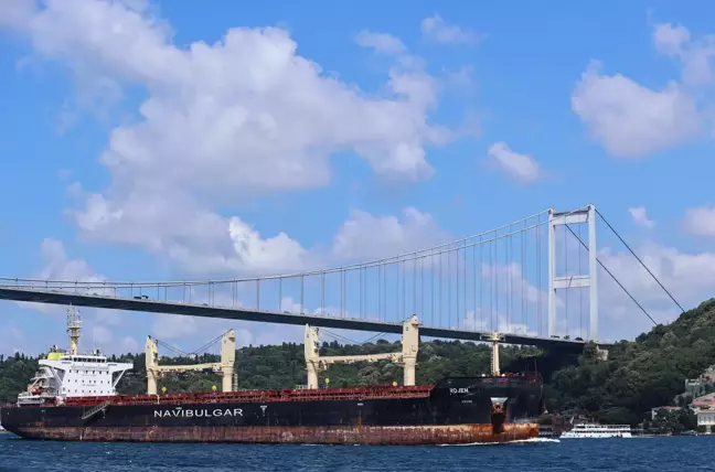 Ukrayna'dan yola çıkan mısır yüklü gemi İstanbul Boğazı'ndan geçti