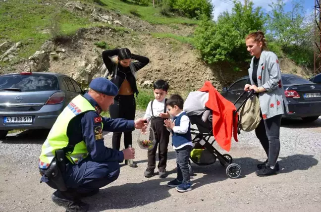 Şırnak'ta jandarma, sınır noktalarında vatandaşın bayramını kutladı