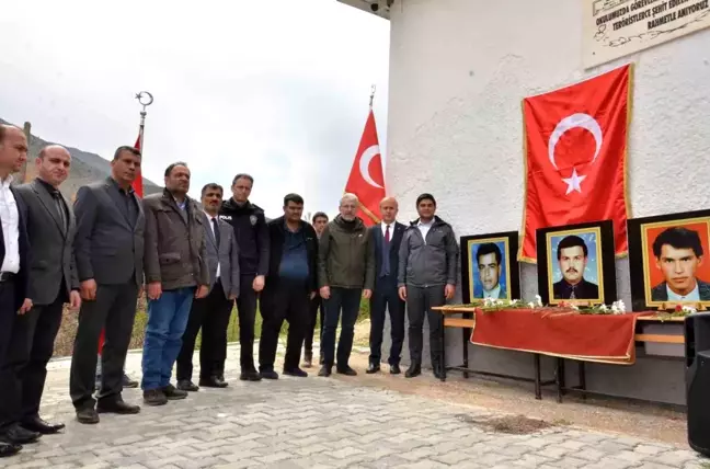 27 yıl önce şehit edilen öğretmenler, okullarında dualarla anıldı