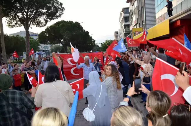 Erdoğan'ın zaferi Didim'de kutlandı