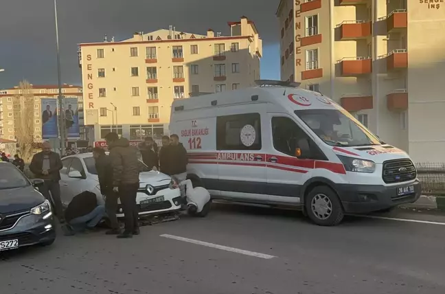 Kars'ta Yaya Geçidinde Otomobilin Çarpması Sonucu Yaralanan Anne ile Kızı Hastaneye Kaldırıldı
