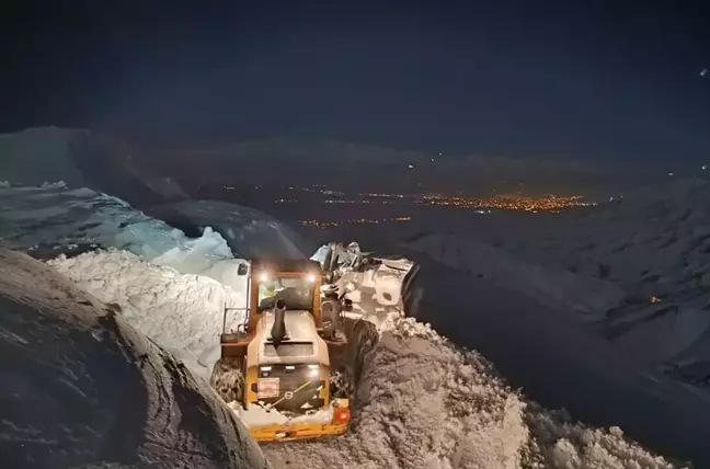 Hakkari'de 4 metre karla mücadele