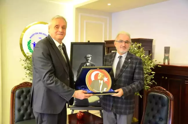 Bozüyük Belediye Başkanı Mehmet Talat Bakkalcıoğlu, Ertuğrulgazi Kültür ve Dayanışma Derneği Başkanı Mehmet Koca ve yönetim kurulu üyeleri ile bir araya geldi