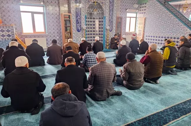 Sivas'ın Hafik ilçesinde depremde hayatını kaybedenler için mevlit okutuldu