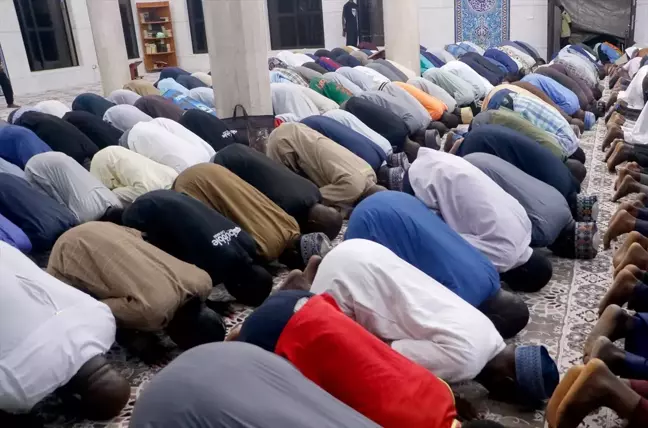 Nijerya'da Binlerce Müslüman Teravih Namazı Kıldı