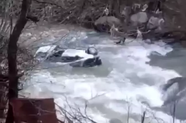 Şemdinli-Derecik yolunda otomobil çaya uçtu: 1 ölü, 1 yaralı