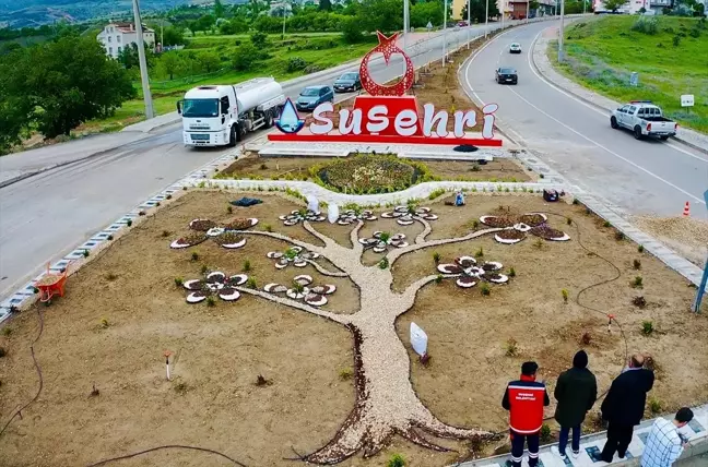 Suşehri ilçesinde çiçeklendirme çalışmaları devam ediyor