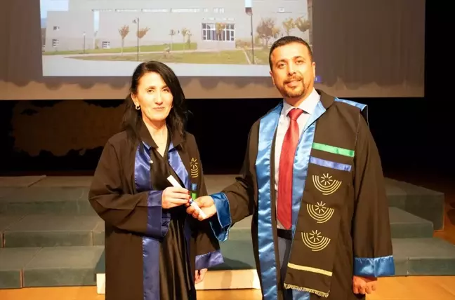 Anne ve kızı aynı fakülteden mezun oldu