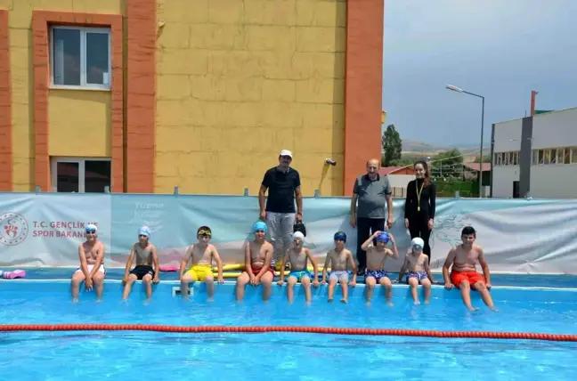 Erzincan'da Gençlik Spor İlçe Müdürlüğü ve Halk Eğitim Merkezi tarafından yüzme kursu açıldı