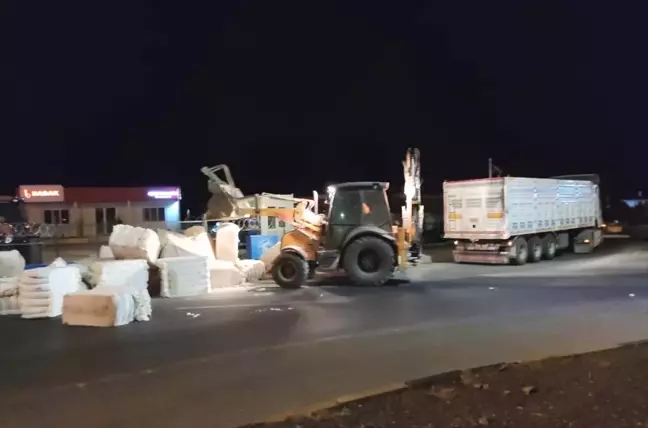 Gaziantep'te Tırın Dökülen Pamuk Balyaları Ulaşımı Aksattı