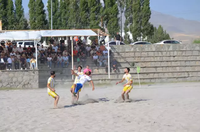 Bitlis Adilcevaz'da Plaj Futbolu Turnuvası Başladı