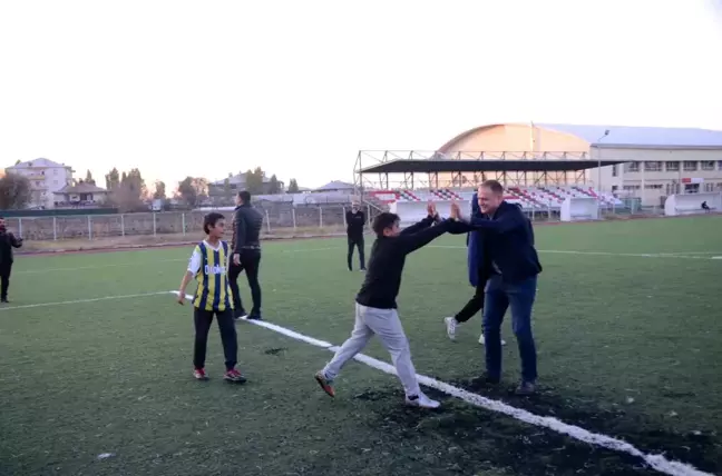 Kaymakam Koşansu, Çocuklarla Futbol Oynadı