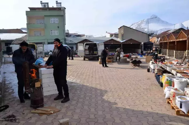 Tercan'da Aşırı Soğuklar Pazarcı Esnafını Vurdu