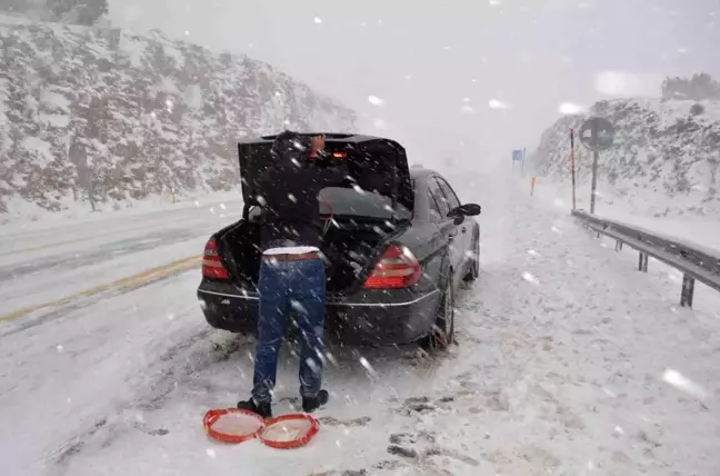 Antalya-Konya Yolunda Yoğun Kar Yağışı Nedeniyle Geçişler Kapandı