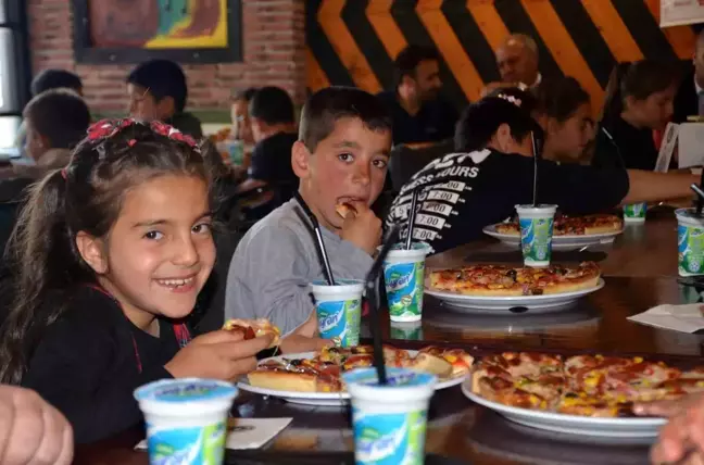Köy Okullarına Pizza İkramı