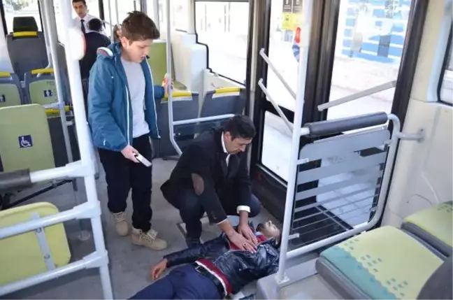 Otobüste Kalp Krizi Geçiren Yolcuyu Şoför Hayata Döndürdü