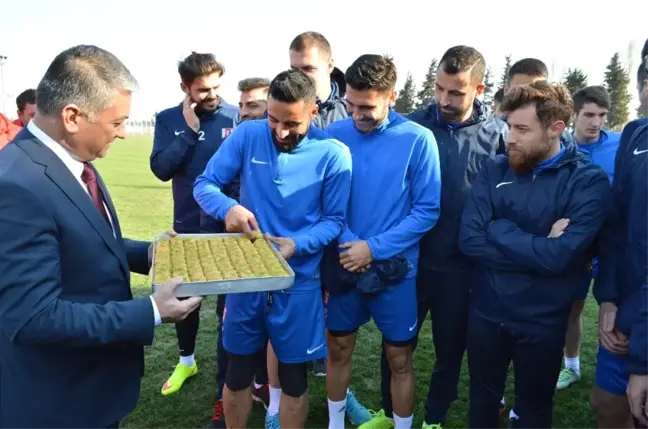 Vali Yazıcı Balıkesirspor'u Ziyaret Etti