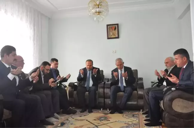 İl Milli Eğitim Müdürü Osman Elmalı ve Öğrenciler Şehit Mahmut Yıldırım'ı Ailesini Ziyaret Etti