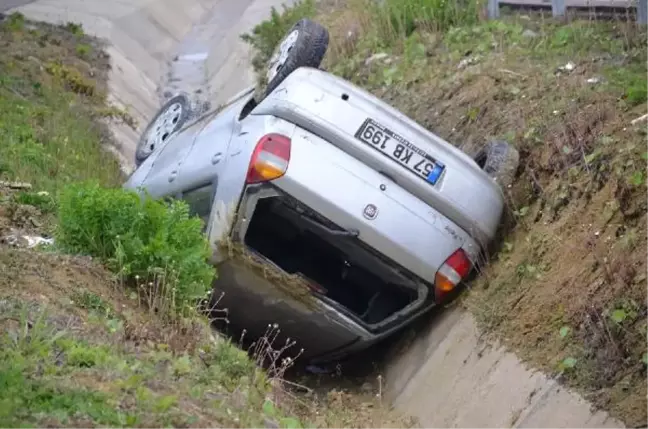 Sinop'ta Otomobil Şarampole Devrildi: 3 Yaralı