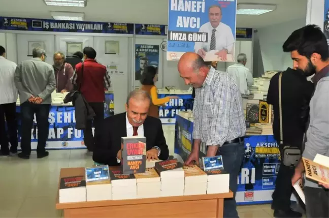 Yazarlar Akşehir Kitap Fuarı'nda Kitaplarını İmzaladı