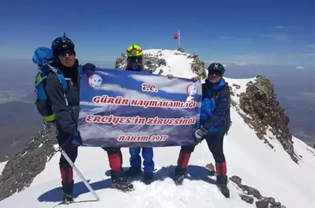 Gürünlü Dağcılar Erciyes Dağı'na Tırmandı