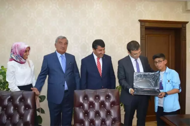 Kaymakam Öztürk Türkiye 3. Olan Tahirli Öğrenciye Laptop Hediye Etti