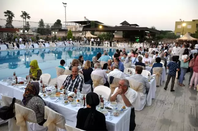 Mustafa Takmaklı ve Eşi İftar Yemeği Verdi