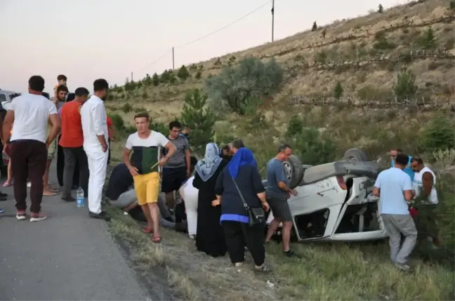 Ticari Araç ile Çarpışan Otomobil Şarampole Yuvarlandı: 5 Yaralı