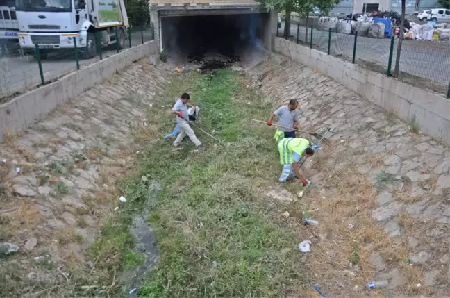 Gölbaşı İlçesinde Dere Yatakları Temizleniyor