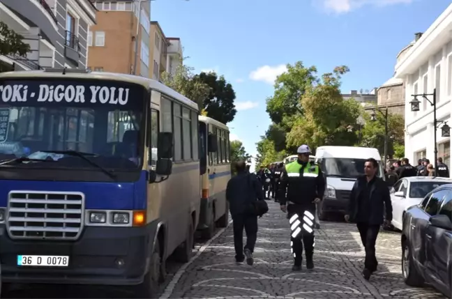 Dolmuşçular Belediye Önünde Eylem Yaptı